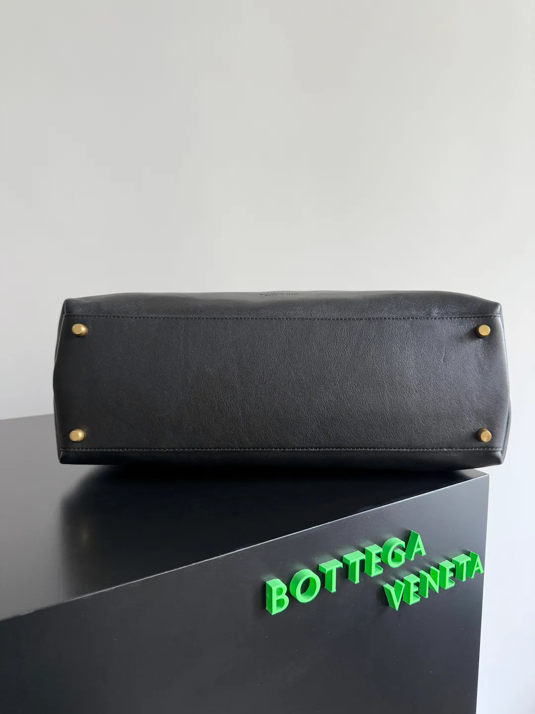 Batch 3160 BottegaVeneta Latest Ciao Ciao Bag Silky cowhide two-way flap handbag with signature twist detail, hidden hook closure, flap can be fastened to the front or attached to the INTRECCIATO woven internal pocket, comes with an adjustable and removable crossbody strap, internal compartment, and also features a zippered pocket. The surprise flap has various shapes. Style 1 - Cover the bag surface, exposing the knot and knot decoration. Style 2 - Place the flap inside the bag. A buckle is also designed. Style 3 - The U-shaped position of the top handle in the hand bag. Style No.: 826195 Size: 42*32*15cm